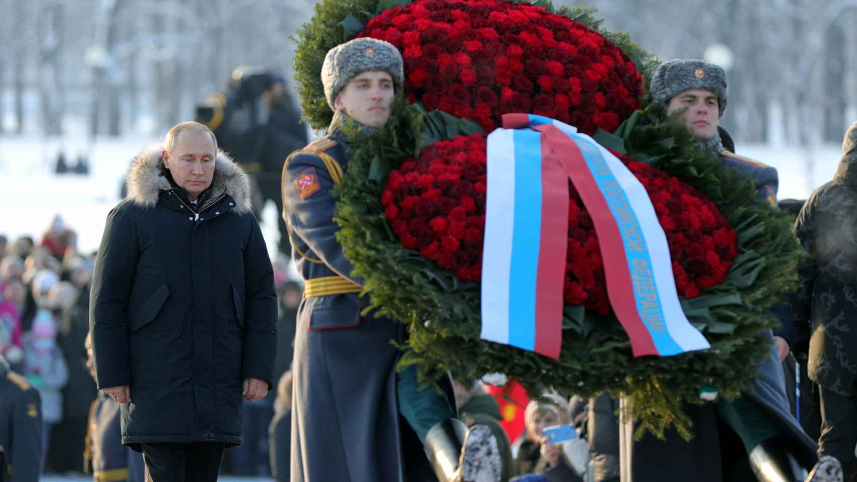 Putin no asistió al desfile pero sí presidió una ofrenda floral