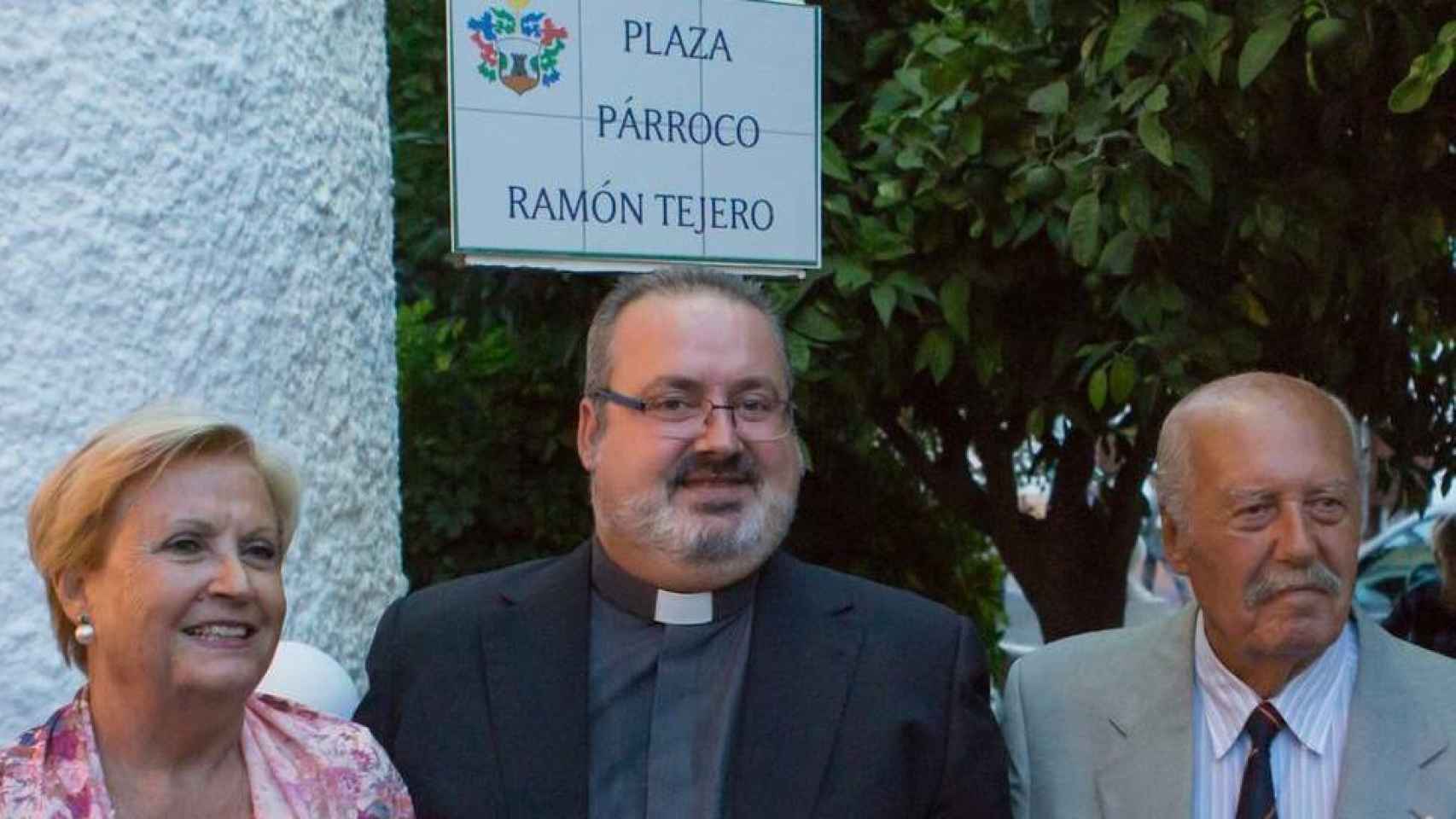 El párroco de Totalán, en una imagen con su madre y su padre, el golpista Antonio Tejero