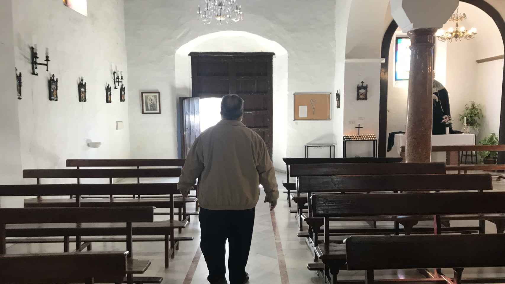 El sacerdote Tejero saliendo este domingo de la iglesia de Santa Ana en Totalán.