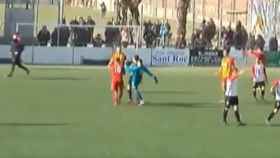 Brutal agresión a un árbitro en un partido de fútbol de la Regional catalana