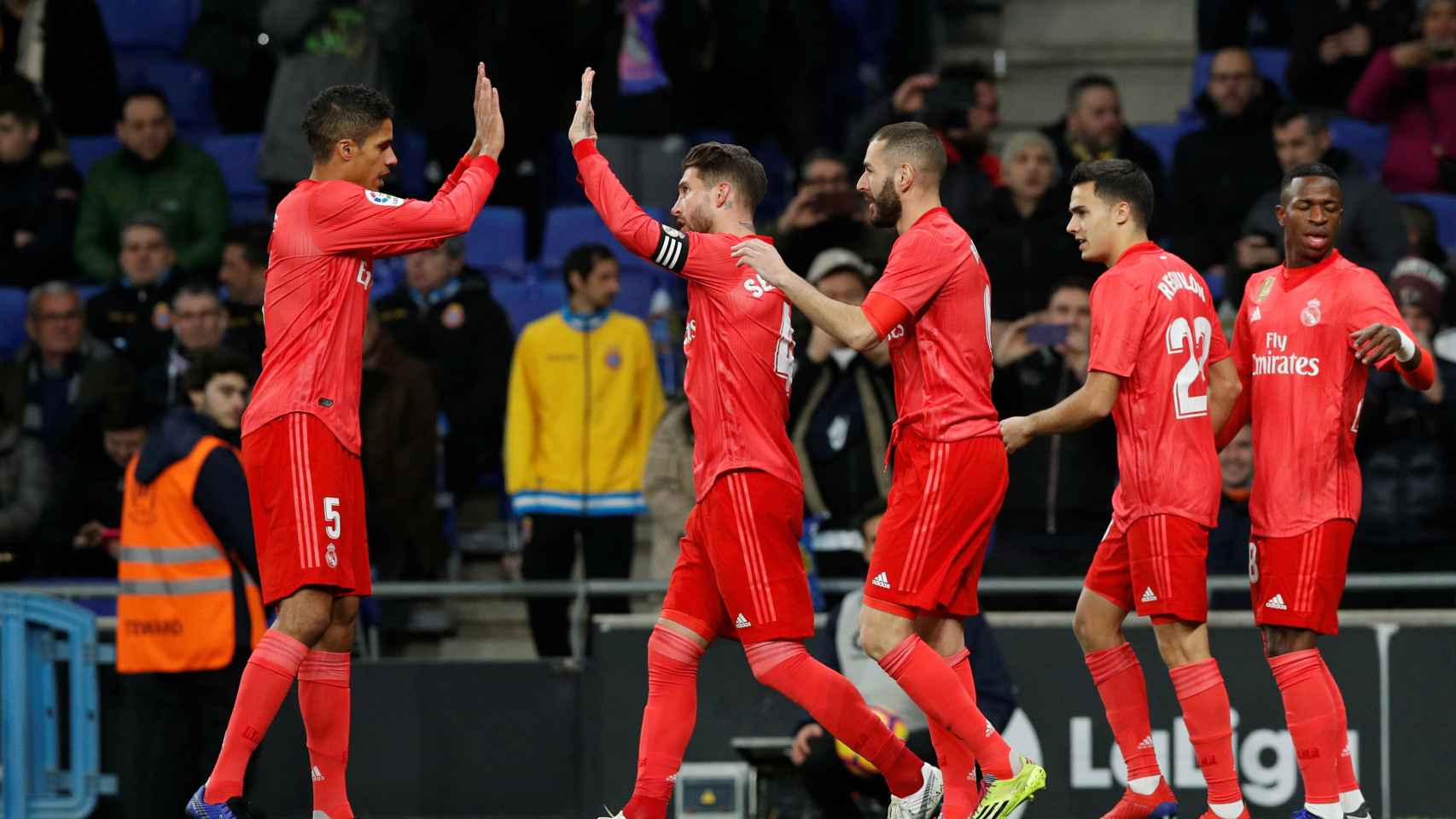 Los jugadores del Real Madrid celebran el gol de Benzema al Espanyol
