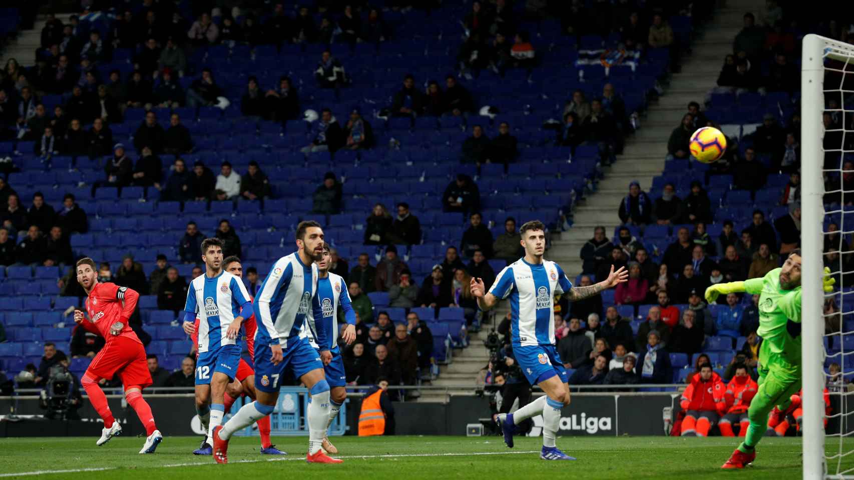 El cabezazo de Sergio Ramos entra en la portería del Espanyol