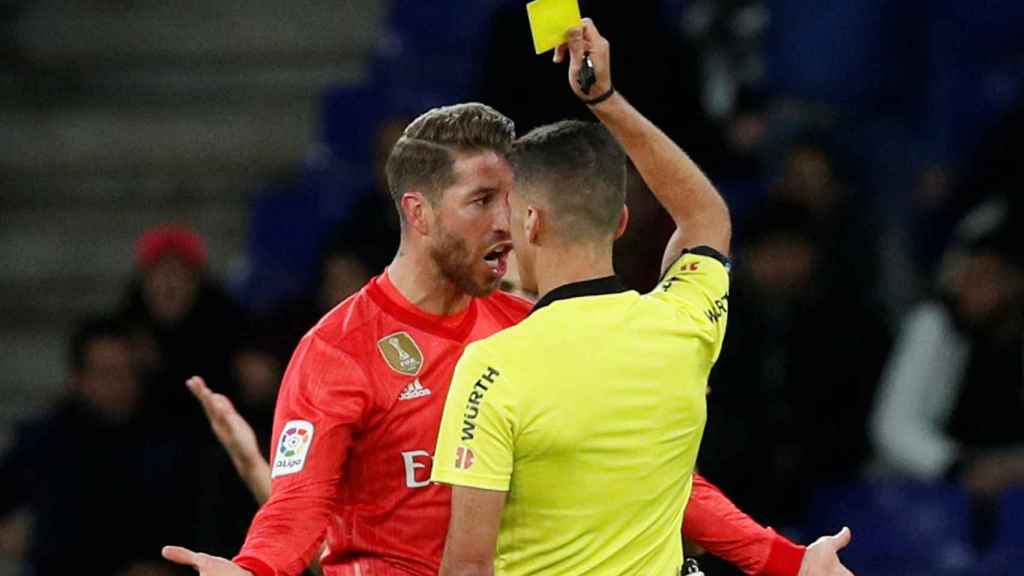 Gil Manzano muestra una tarjeta amarilla a Sergio Ramos