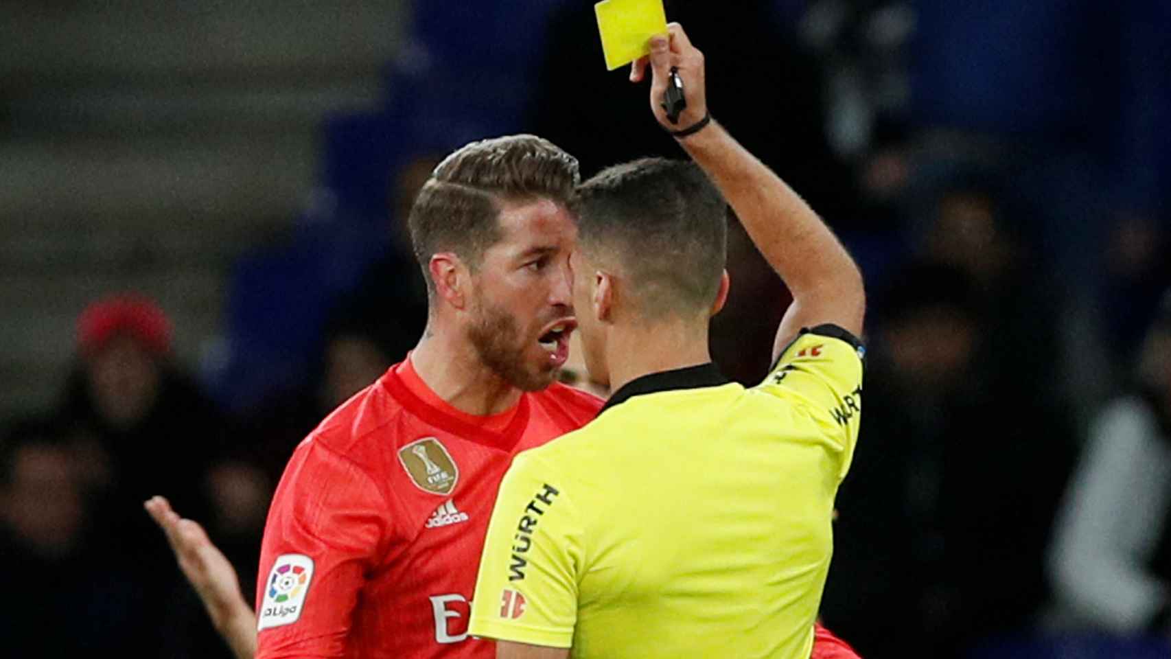 Gil Manzano muestra una tarjeta amarilla a Sergio Ramos