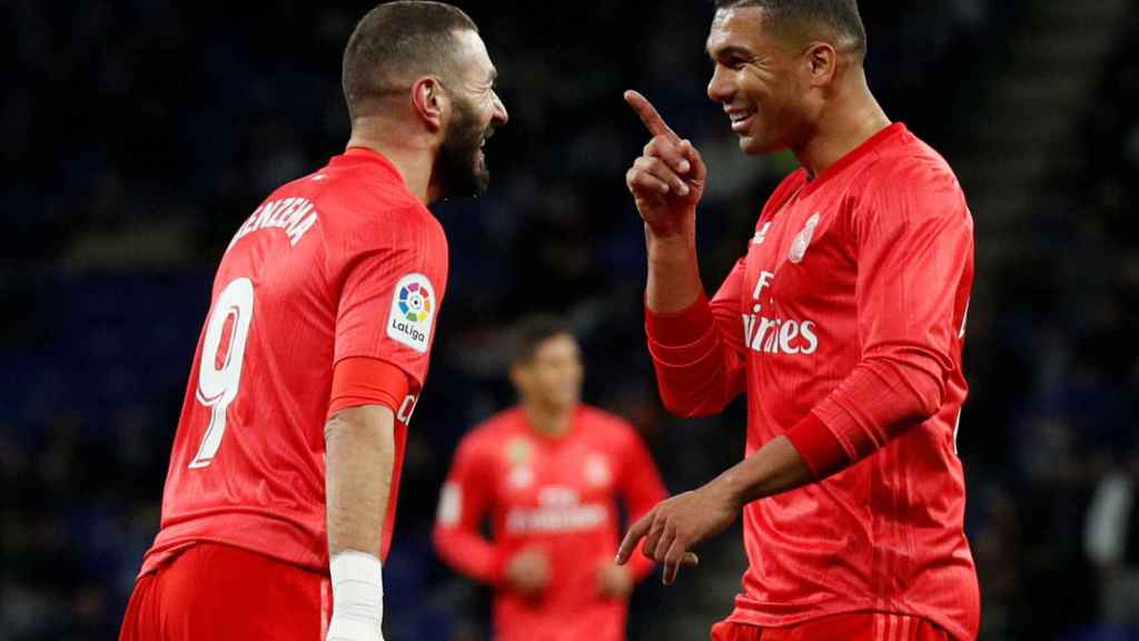 Karim Benzema celebra con Casemiro su segundo gol al Espanyol