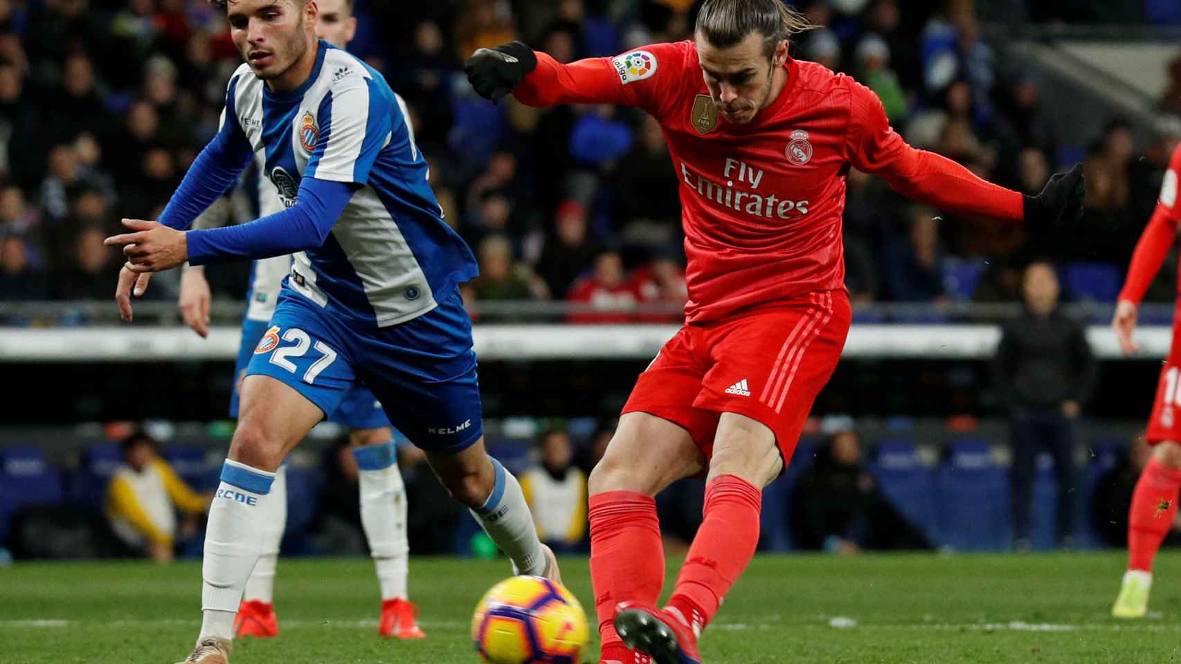 Gareth Bale dispara a portería en su primer gol ante el Espanyol