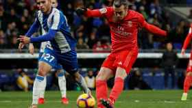 Gareth Bale dispara a portería en su primer gol ante el Espanyol