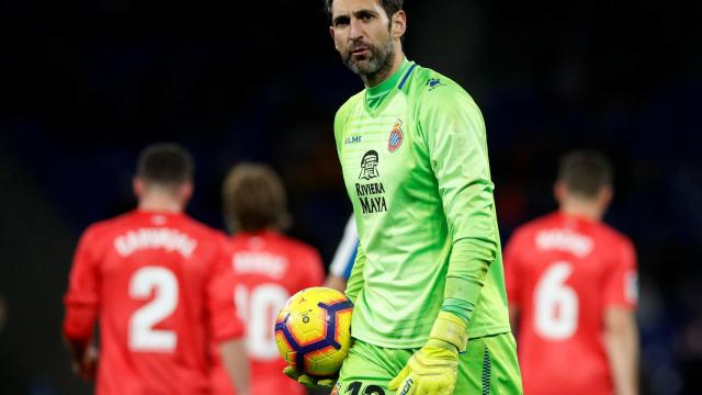 Diego López recoge el balón de la portería tras el cuarto gol del Madrid