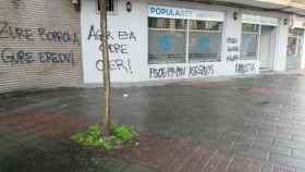 Pintadas a favor de los presos de ETA en las sedes en Portugalete de PP, PSE y PNV, a los que llaman asesinos