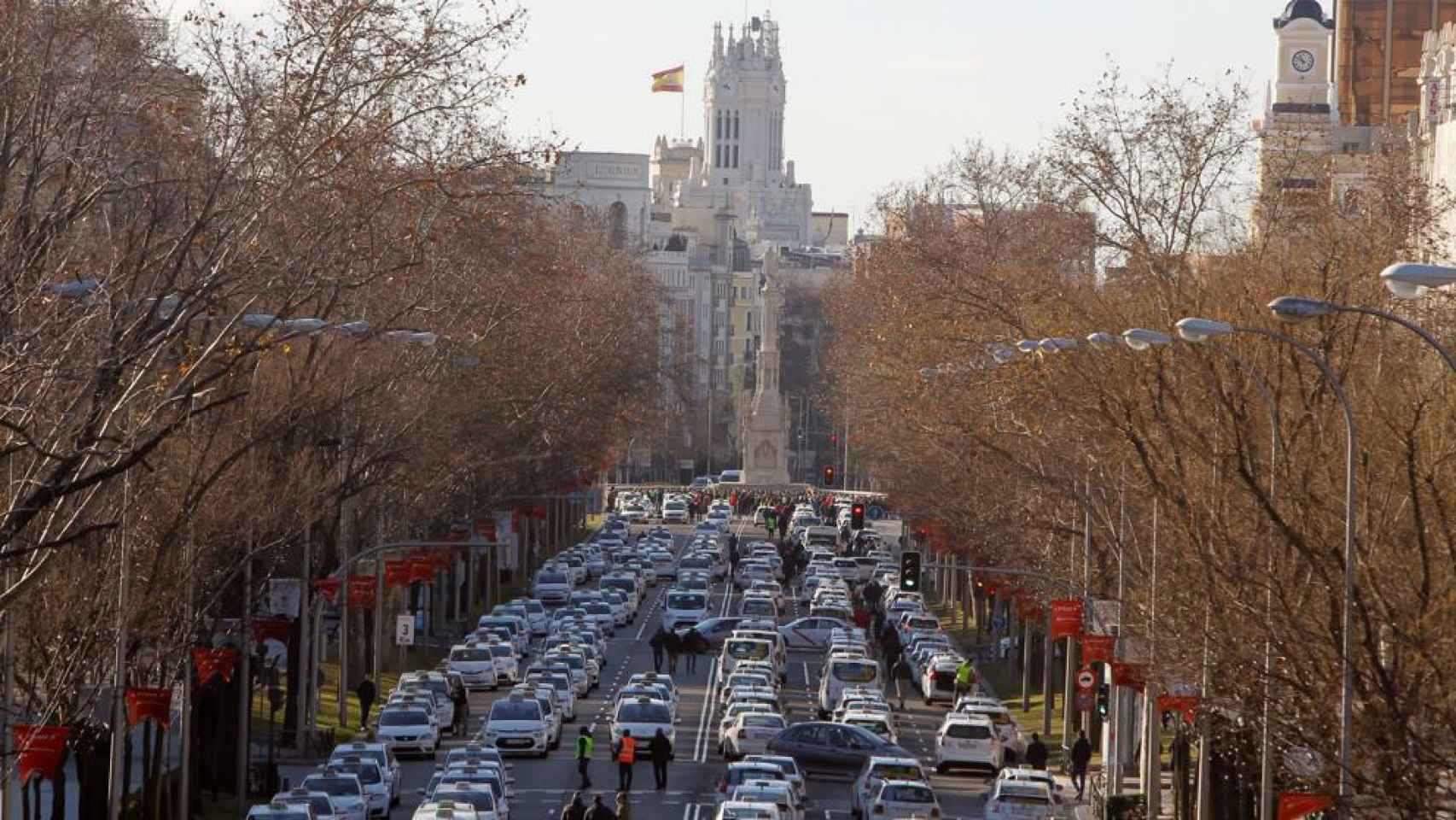 Vista de los taxis bloqueando la Castellana en Madrid