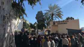 Cientos de personas acuden emocionadas al funeral del pequeño Julen en El palo (Málaga)