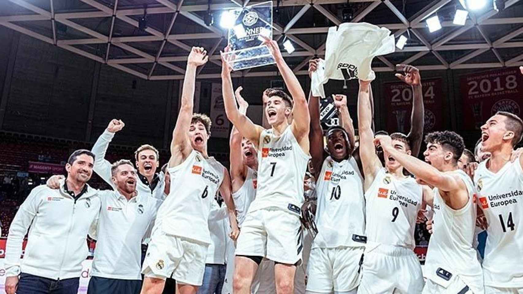 Los Junior levantan el trofeo en Munich