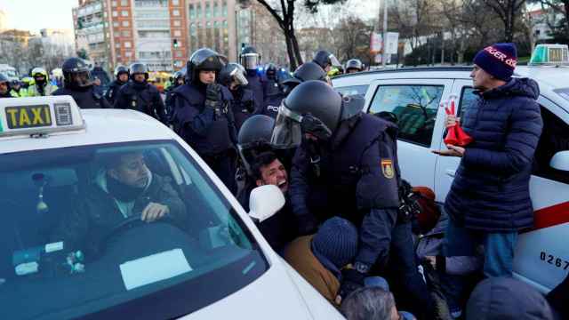 La Policía interviene ante el corte de la Castellana en plena huelga del taxi en Madrid.