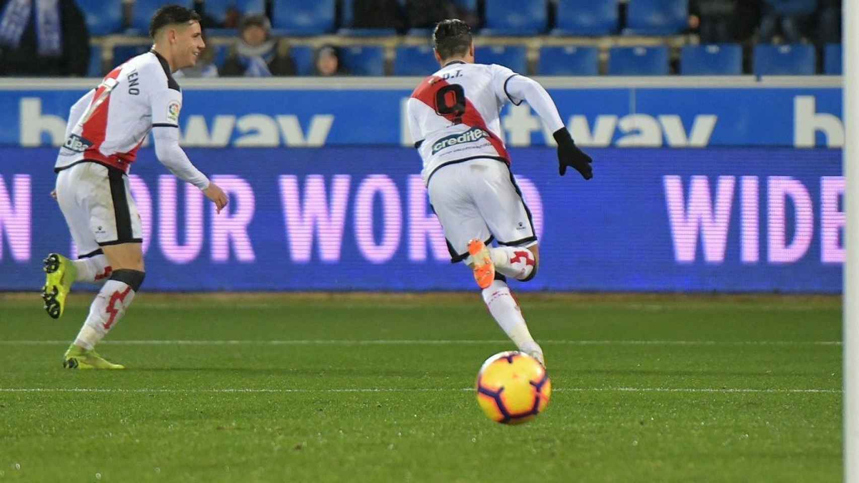 Raúl de Tomás celebra su gol en el Alavés - Rayo Vallecano. Foto: Twitter (@RayoVallecano)