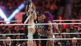 Ronda Rousey y Sasha Banks antes del combate entre ambas. Foto: wwe.com
