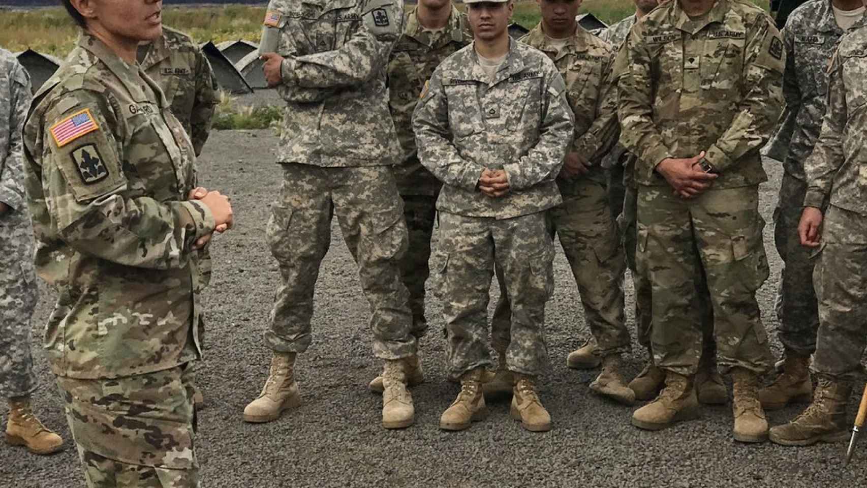 Tulsi Gabbard junto a otros militares. Foto: Twitter (@TulsiGabbard)