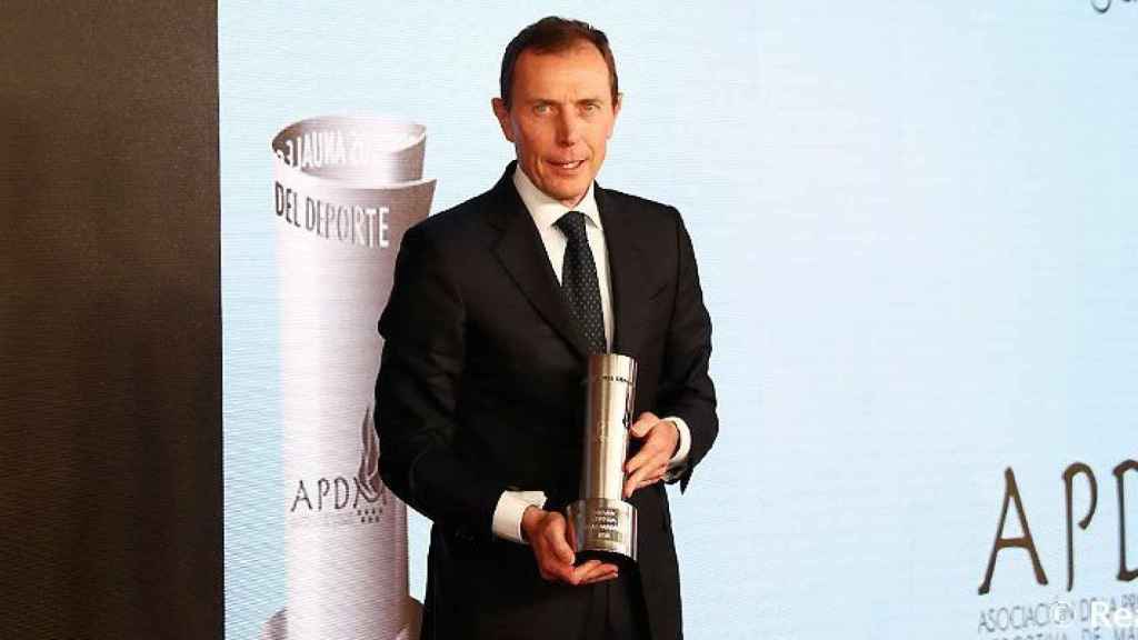 Emilio Butragueño, con el premio otorgado por la Asociación de Prensa Deportiva de Madrid al Real Madrid