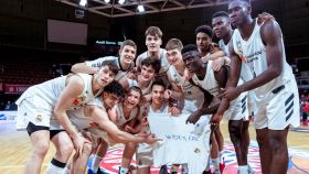 El Real Madrid Junior celebra la consecución del torneo clasificatoria para la Final Eight de Vitoria