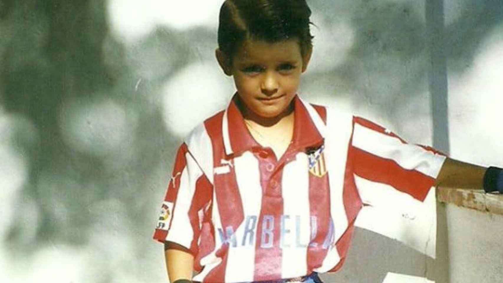 Álvaro Morata, con la camiseta del Atlético de Madrid de niño. Foto: Instagram (@alvaromorata)