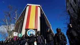 Antidisturbios de la Policía protegen la sede del PP en Génova este martes.