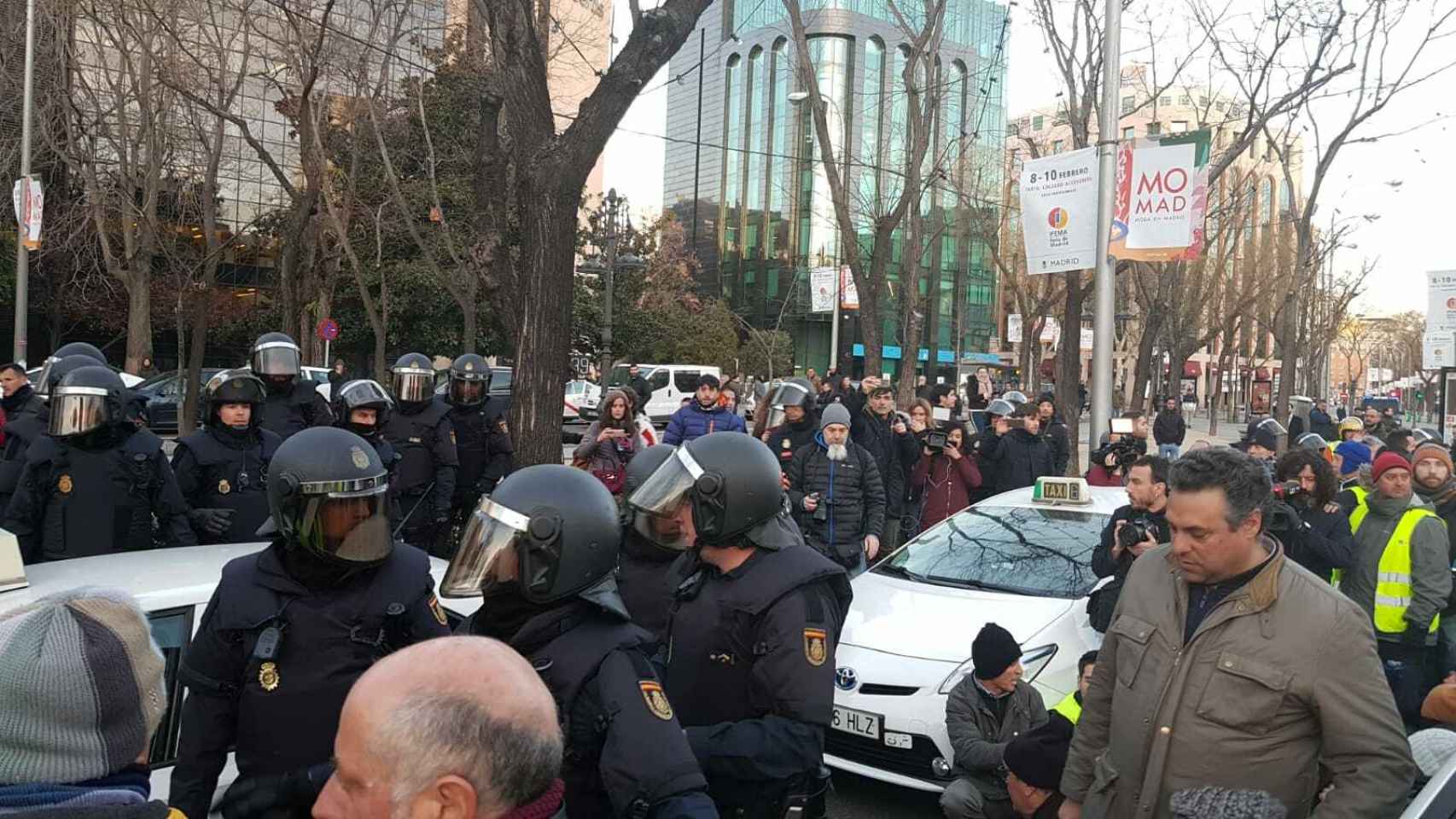 Así han cortado los taxistas la Castellana en Madrid