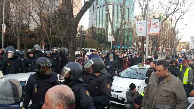 Los antidisturbios empiezan a desalojar a los taxistas de La Castellana.