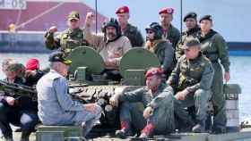 Nicolás Maduro llena sus redes sociales de fotografías con militares.