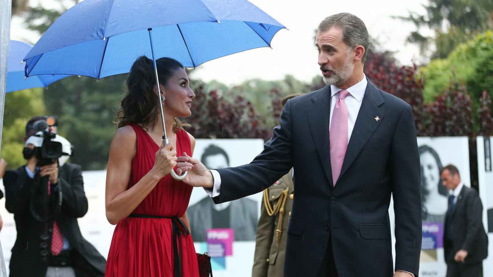Letizia hace un feo al rey Felipe con el paraguas azul como pretexto.