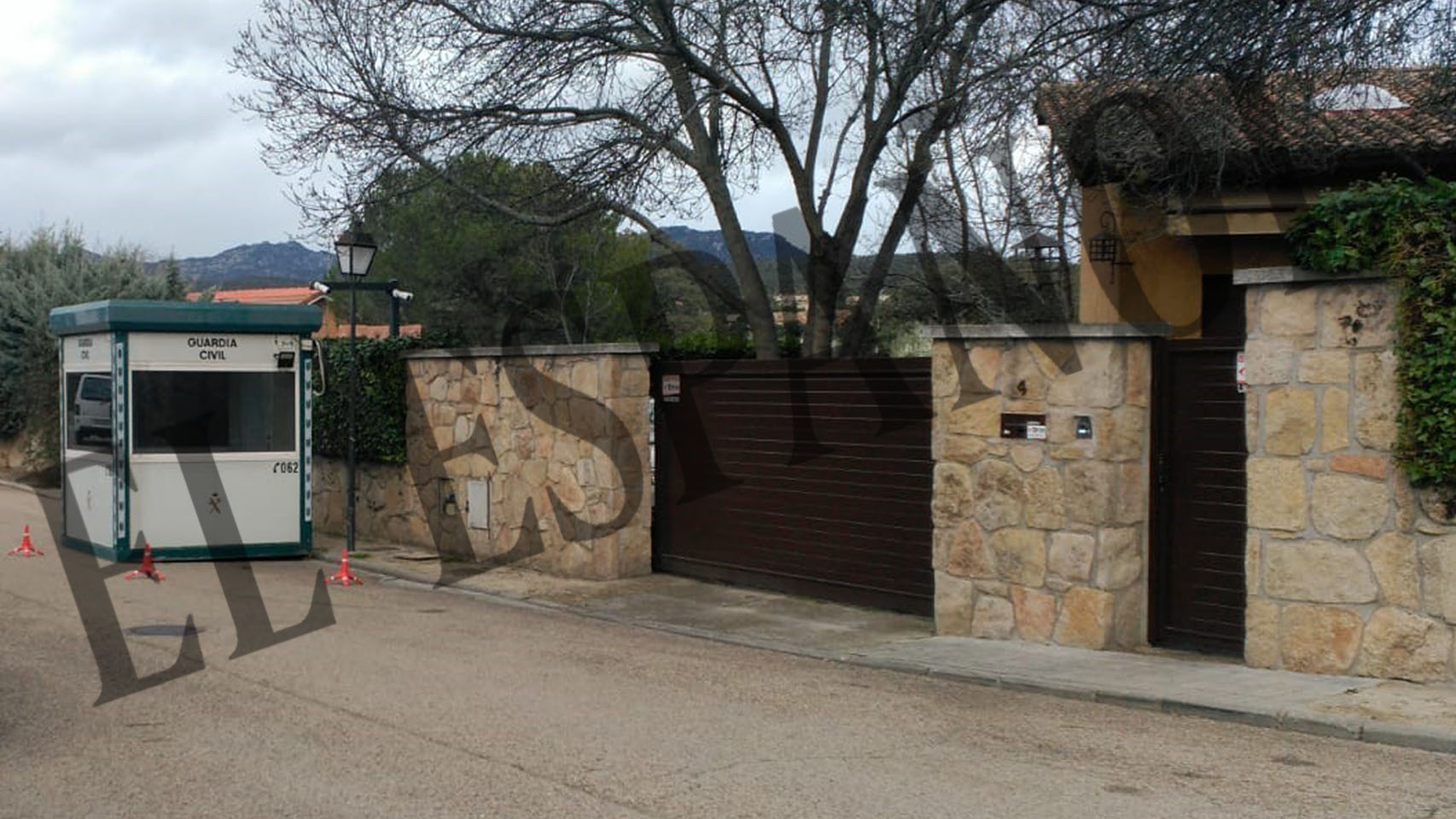 Imagen general de la entrada de la casa de Iglesias y Montero. A la izquierda, la nueva garita.