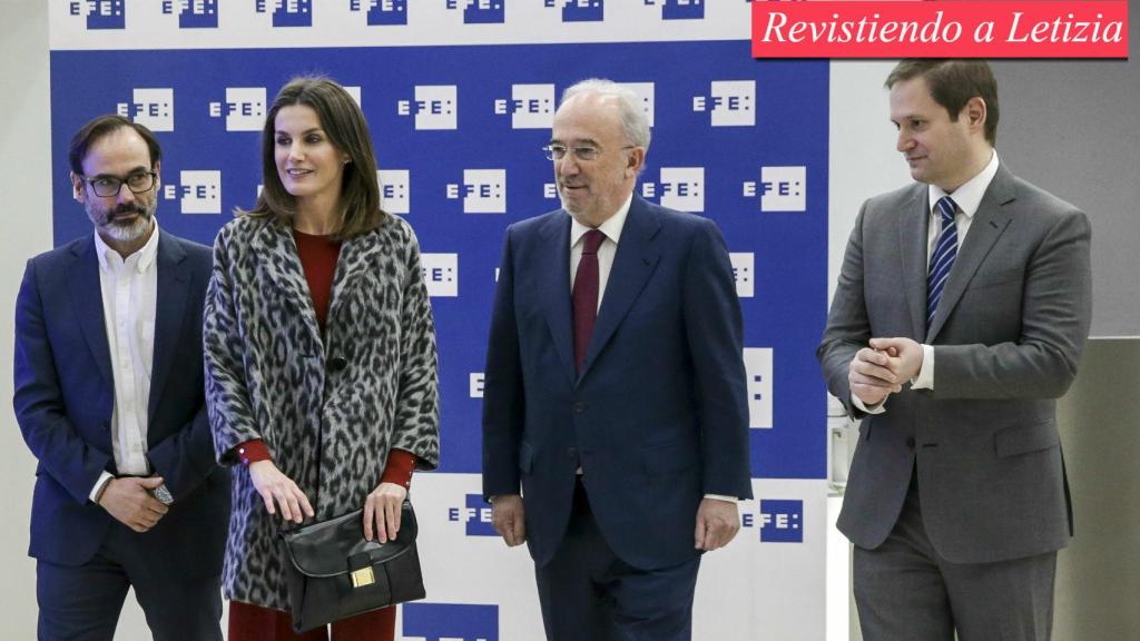 De izquierda a derecha: Fernando Garea, presidente de EFE, la reina Letizia, Santiago Muñoz Machado, director de la RAE y Paul Tobin, director de comunicación del BBVA en la sede de la Fundéu BBVA.