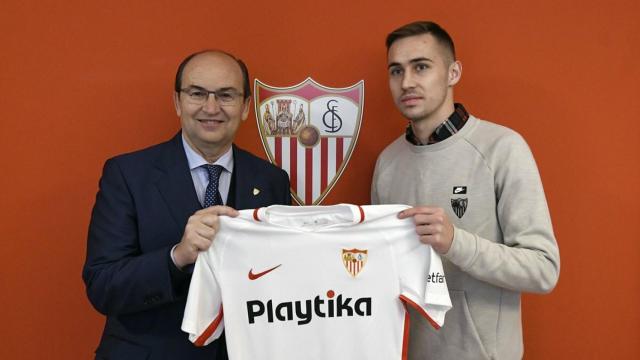 Marko Rog posa junto a Pepe Castro en su presentación con el Sevilla. Foto: Twitter: @SevillaFC