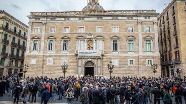 Conductores de VTC se concentran frente a las sedes de la Generalitat y el Ayuntamiento