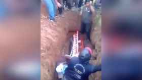 Un entierro desastroso acaba con el cuerpo de una mujer por los suelos