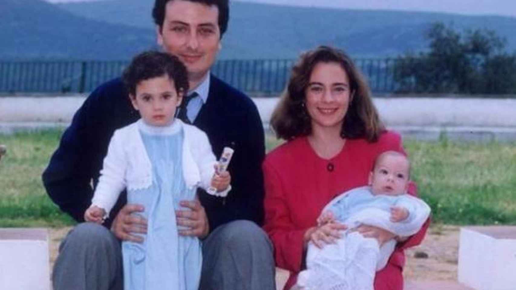 Alberto Jiménez Becerril y su esposa, Ascensión García Ortiz, con dos de sus tres hijos