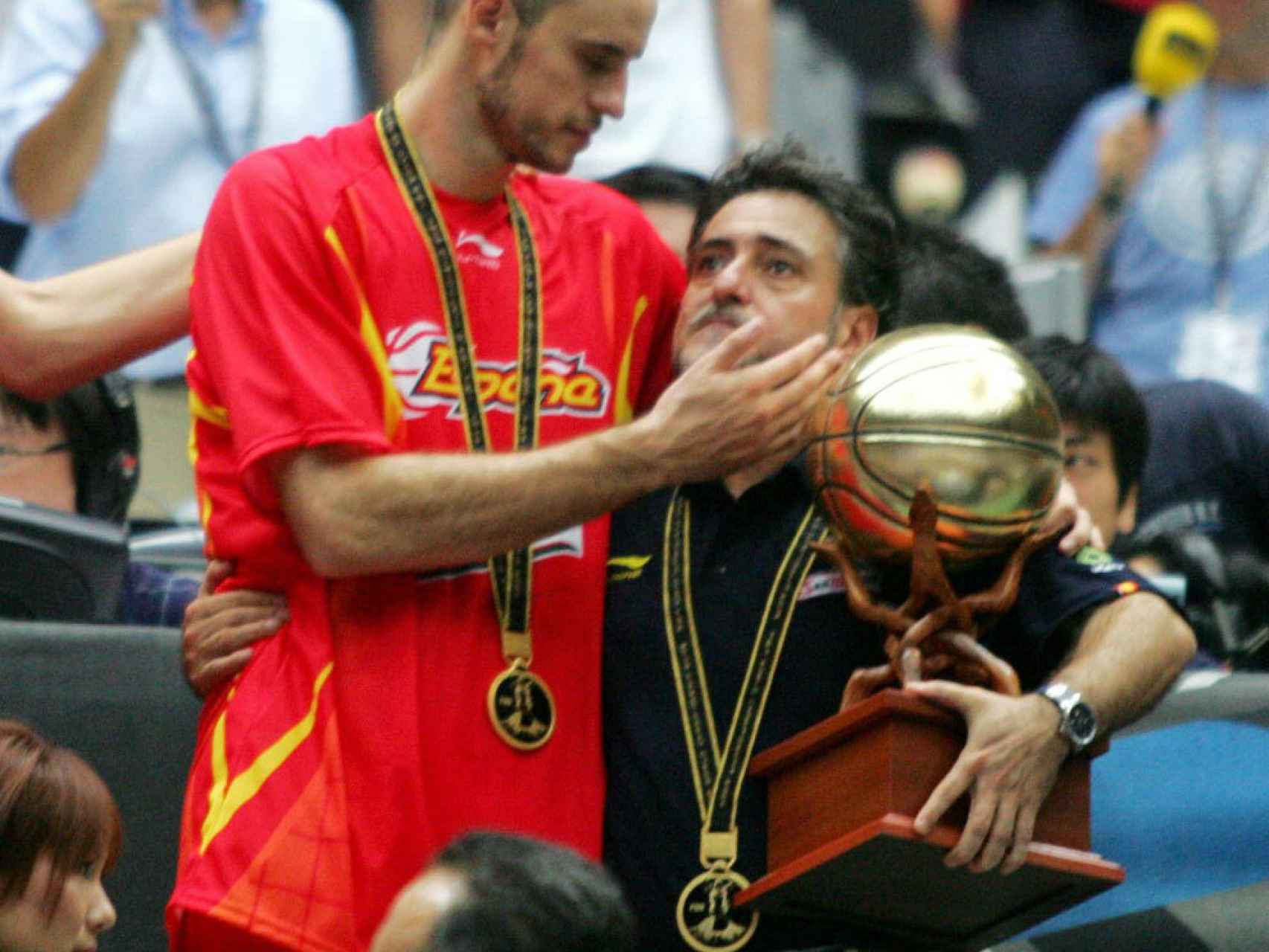 Pepu, emocionado tras la final del Mundial de 2006 junto al entonces capitán Carlos Jiménez.