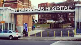 Entrada del Hospital St. Barnabas, en Nueva York.
