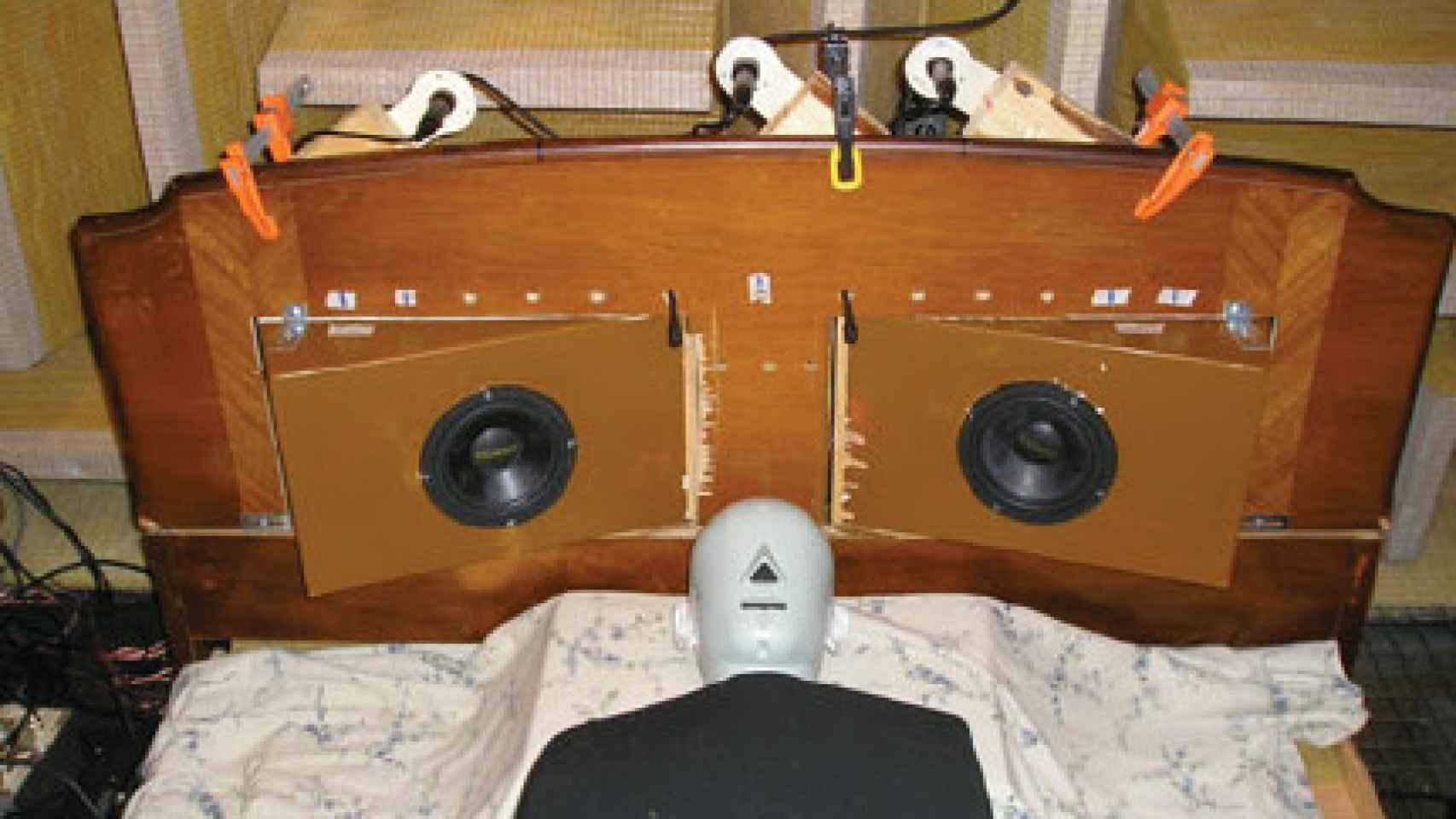 El muñeco de pruebas expuesto a sistemas de anulación de ruido fijos.