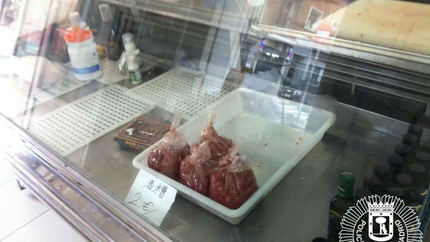 Carne en el mostrador de la carnicería.