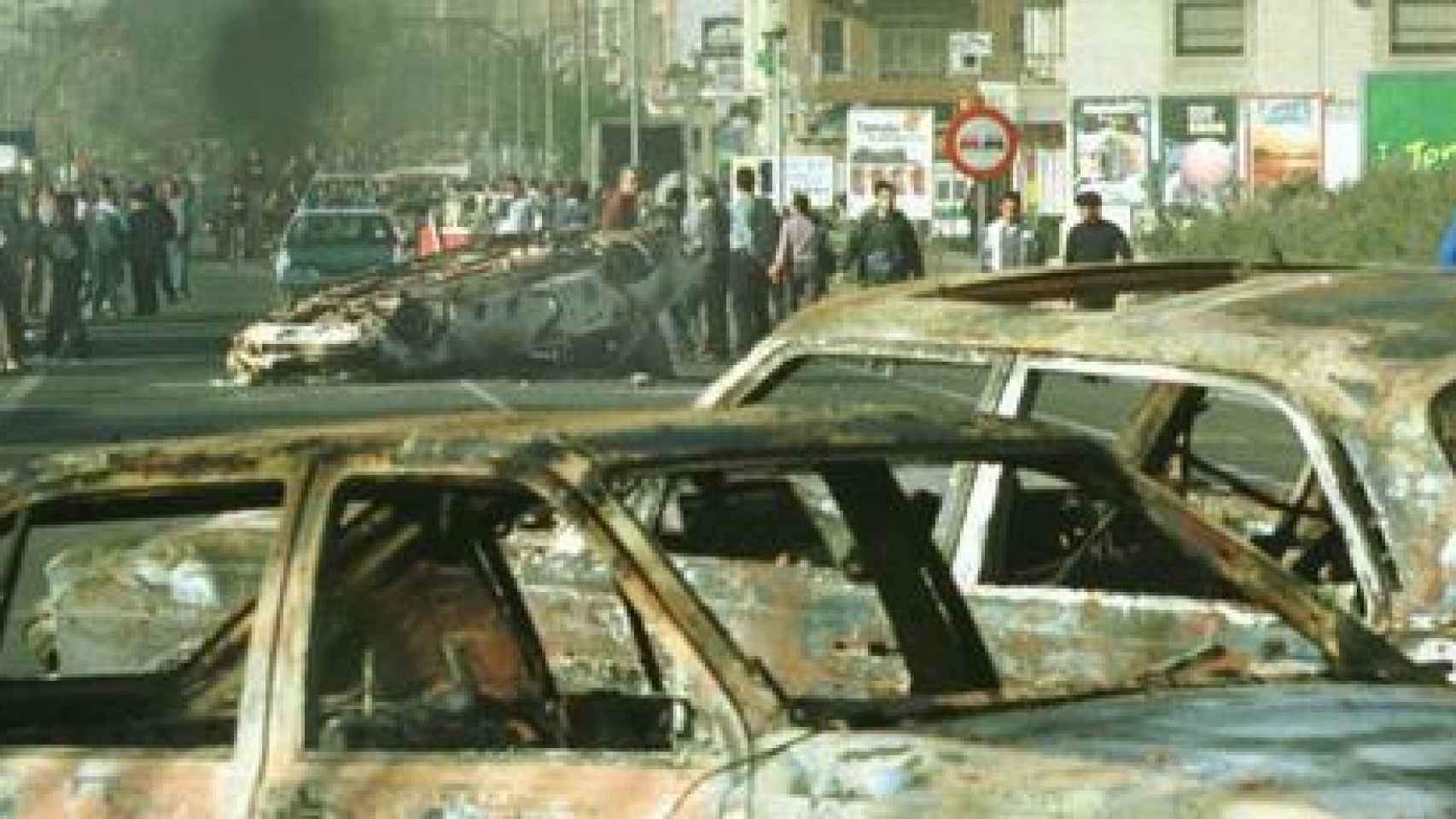 Vecinos de El Ejido durante la violenta protesta que produjo multitud de destrozos el 7 de febrero de 2000.