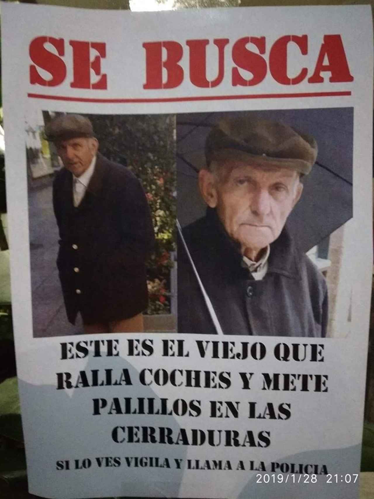 Uno de los carteles colocados en Vigo estos días para avisar de los ataques del anciano.
