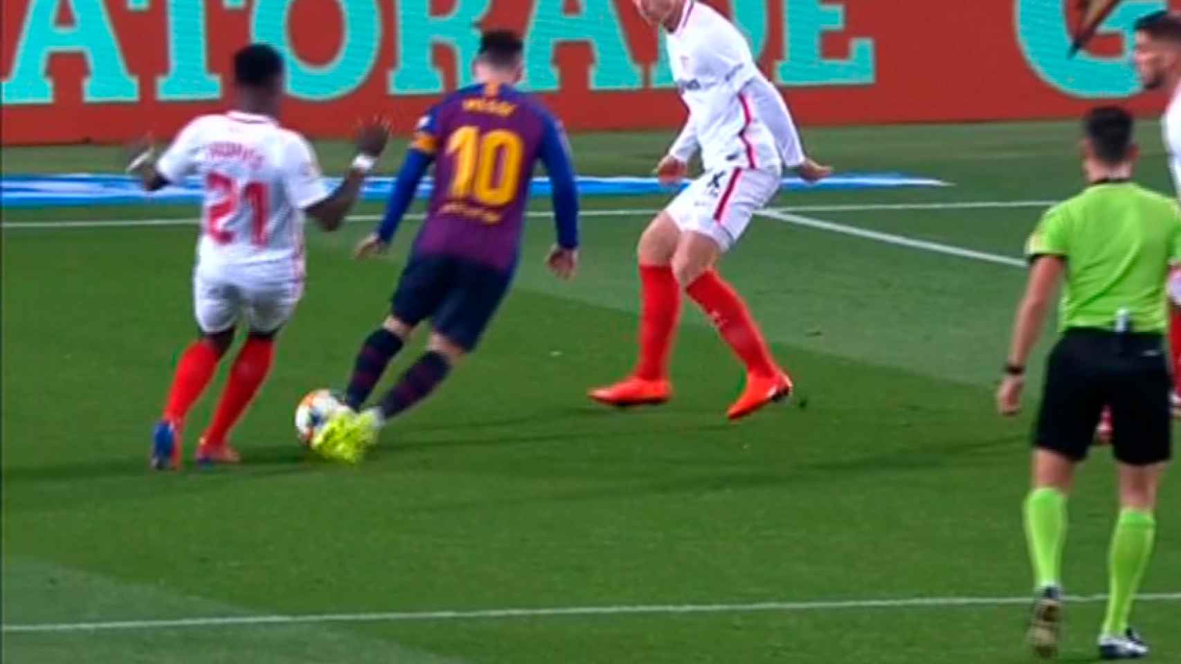 Penalti pitado sobre Leo Messi