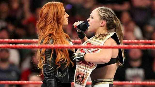 Ronda Rousey amenaza a Becky Lynch. Foto: Instagram (@rondarousey)