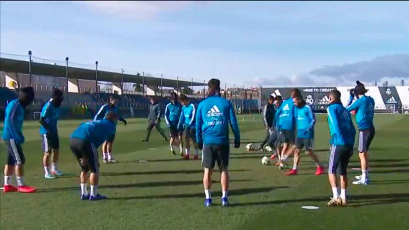 Los jugadores del Real Madrid realizan un rondo en el entrenamiento