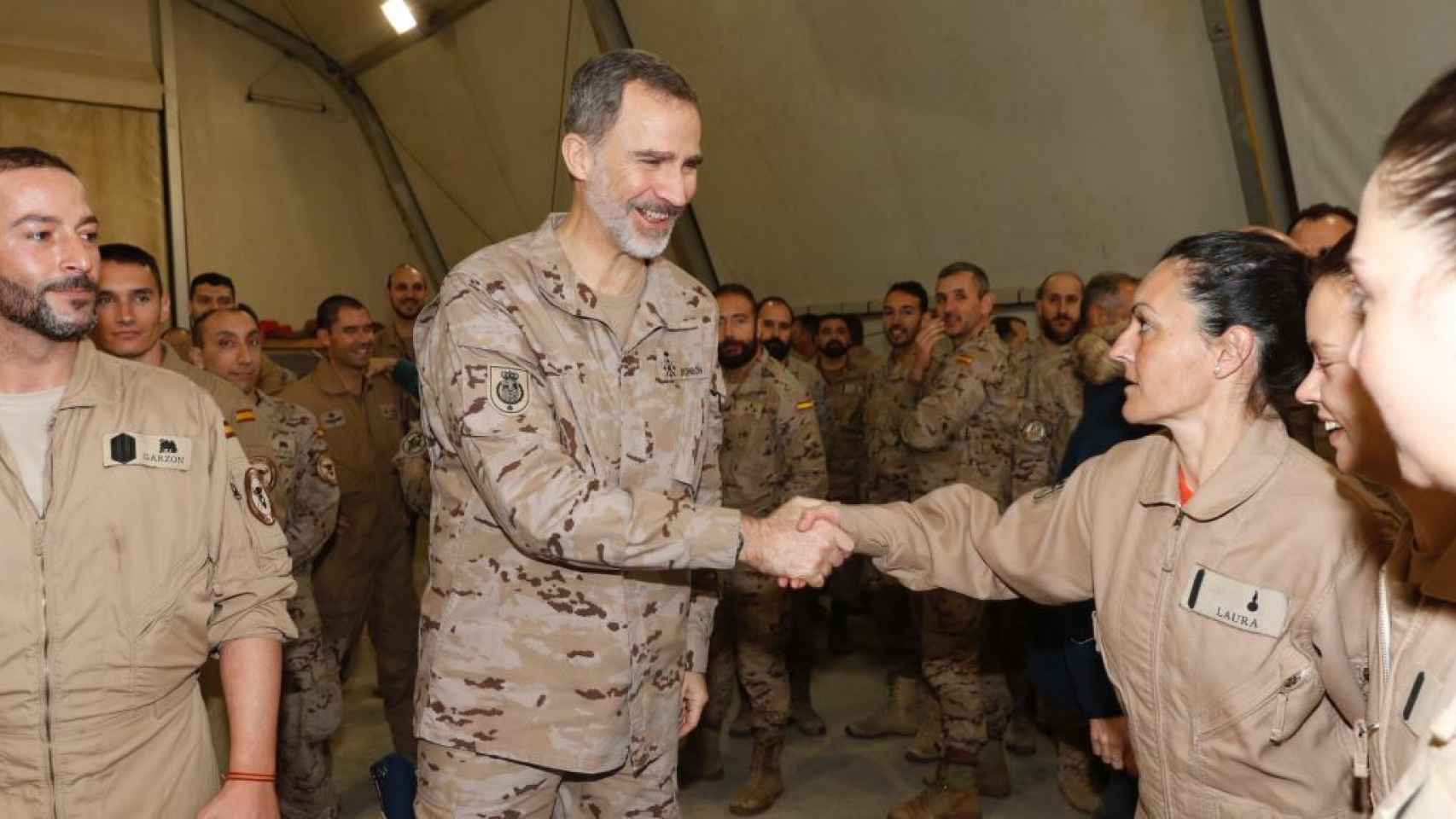 Felipe VI saluda a los soldados españoles en Irak.
