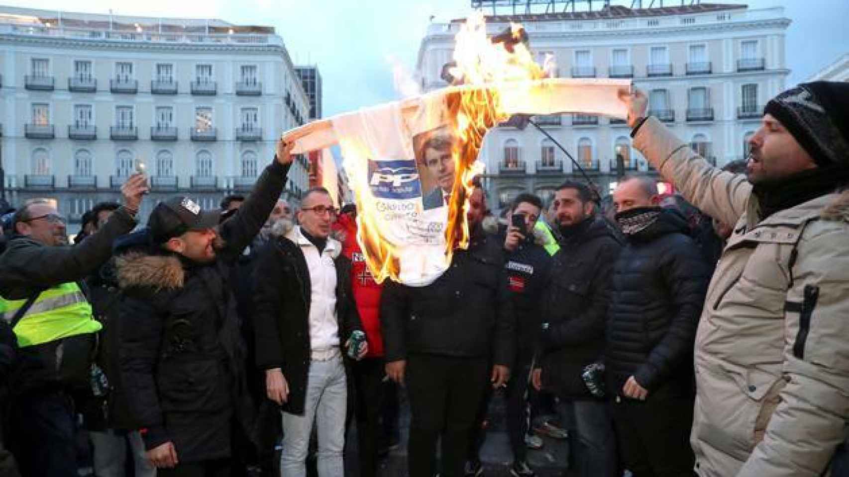 Taxistas queman una fotografía de Ángel Garrido, presidente de la Comunidad de Madrid.