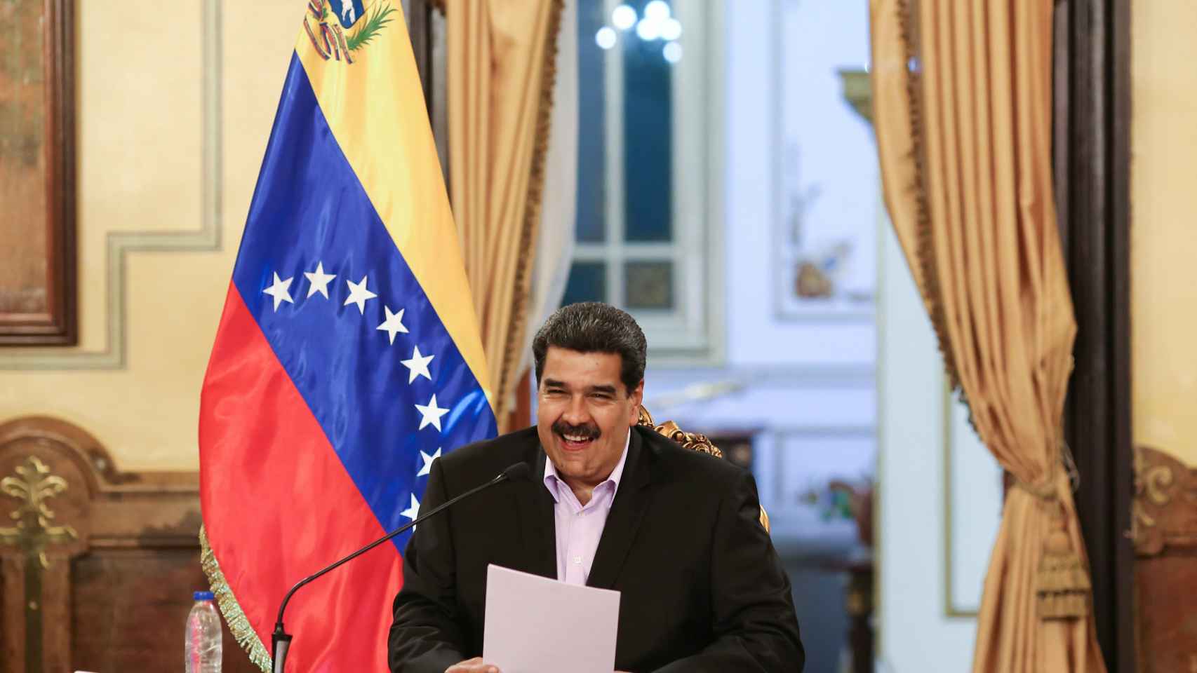 Maduro sonríe durante la rueda de prensa en el Palacio de Miraflores