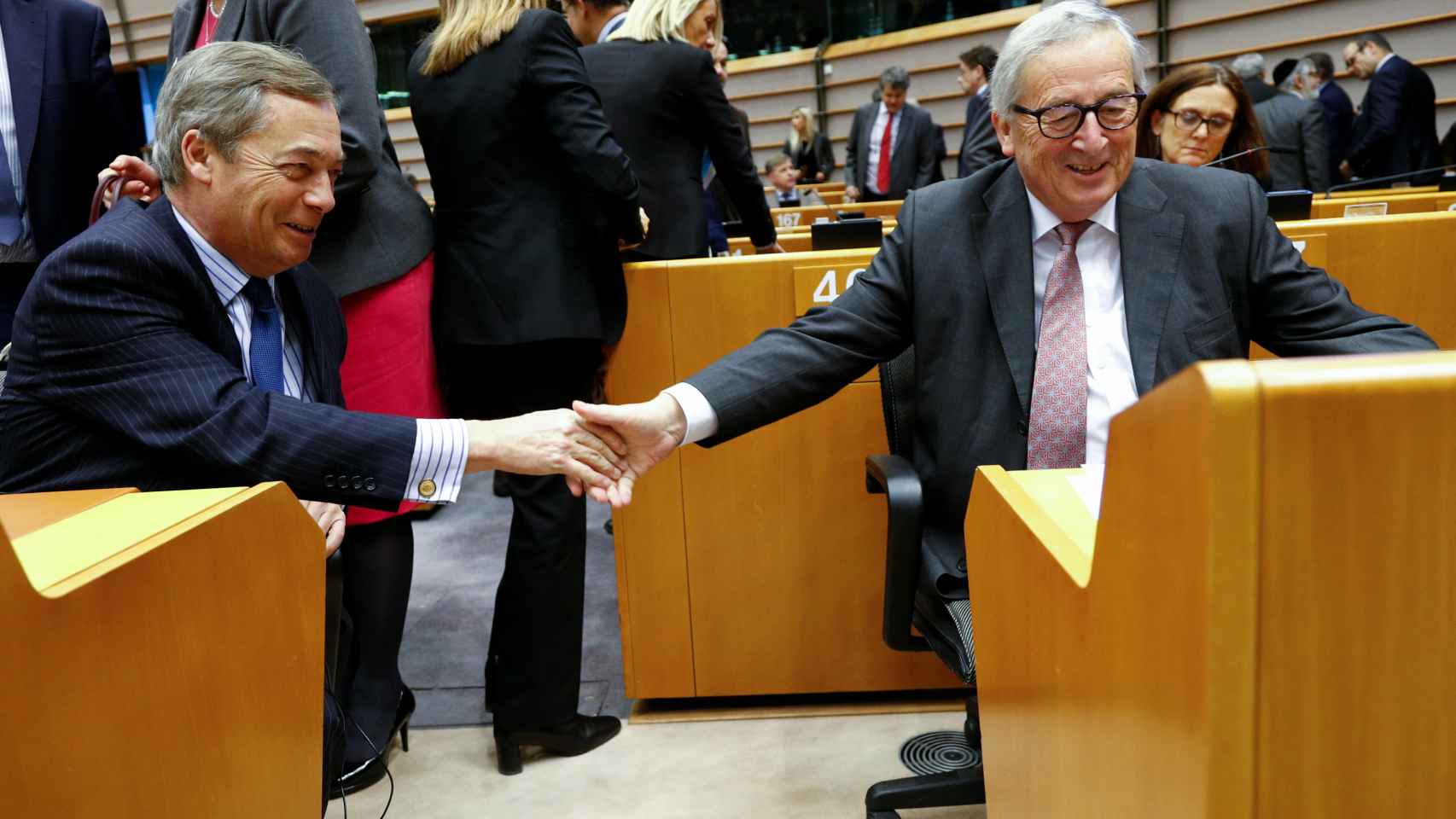 Juncker saluda al euroescéptico Nigel Farage en la Eurocámara