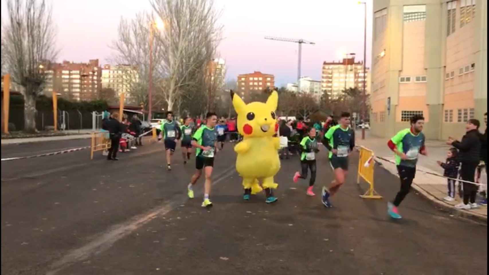 Sergio corrió la San SIlvestre vestido de Pikachu gigante