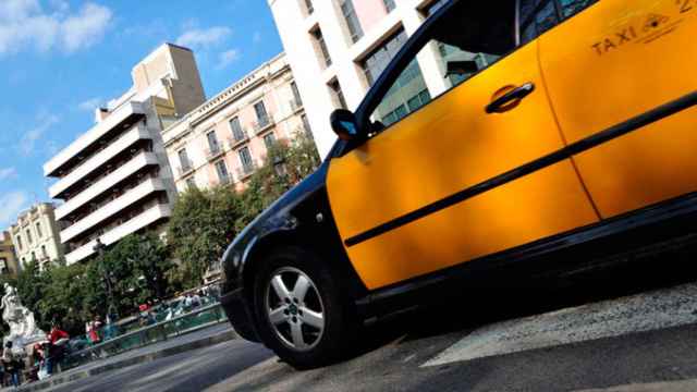 Un taxi de Barcelona circulando por la ciudad.