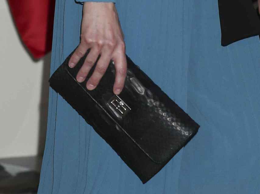 La reina Letizia estrena el bolso modelo Letizia de la diseñadora Lidia Faro.